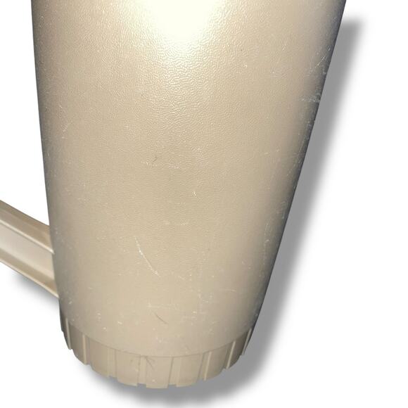 Vintage Tupperware Pitcher 2 Qt Push Button Lid Seal Juice Tea 800 802 Tan USA - Picture 4 of 12
